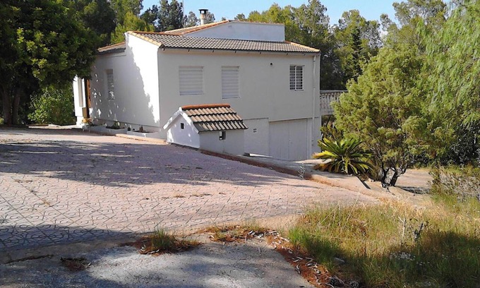 Turis Ski Chalet | Homerez - Charming Chalet in Valencia with Year-Round Pool
