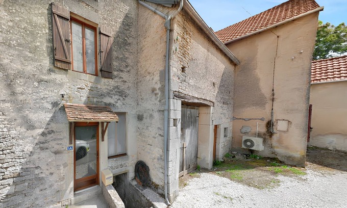 Echalot House | Homerez - Charming house in Échalot with private parking included
