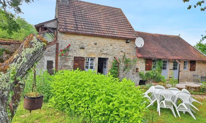 Eguilly House | Homerez - Charming House in Eguilly - Garden and Terrace