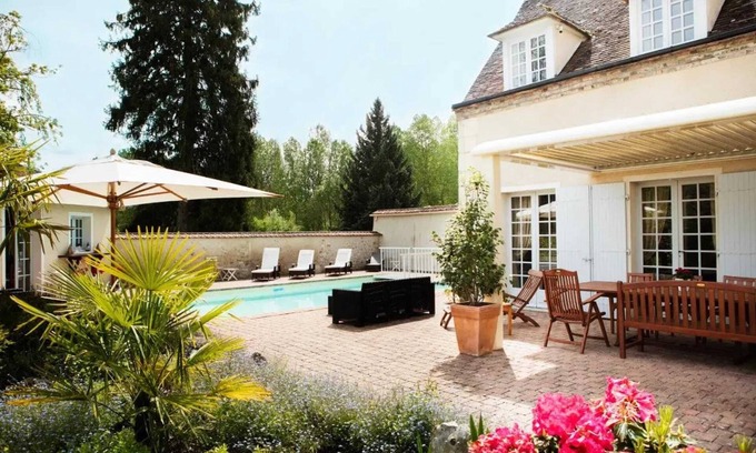 Houx House | Homerez - Charming house in Houx with private pool