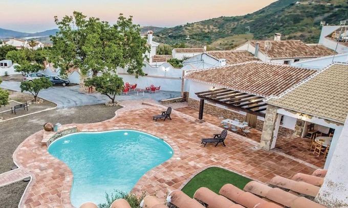 Mondron Villa | Homerez - Charming Villa in Mondrón with Private Pool