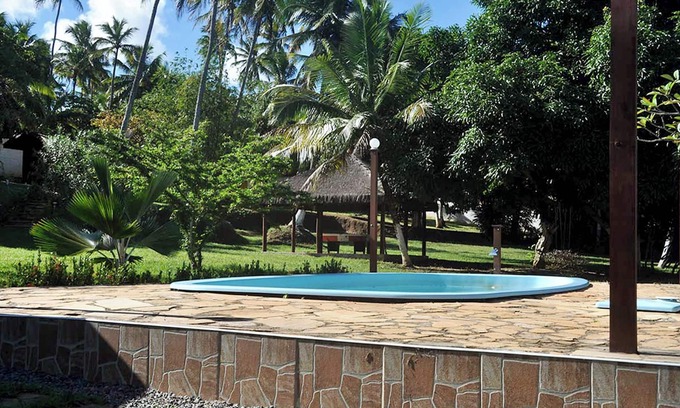 Barra do Jacuipe Ski Chalet | Homerez - Cosy Chalet in the Heart of Camaçari with Shared Pool