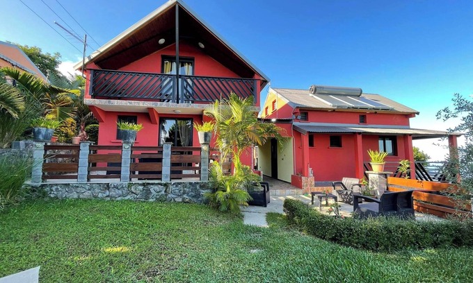 Trois-Bassins House | Homerez - Cosy house with sea view and garden in Trois Bassins