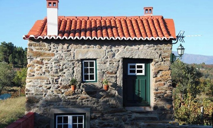 Fundao House | Homerez - Cozy House with Garden and Terrace