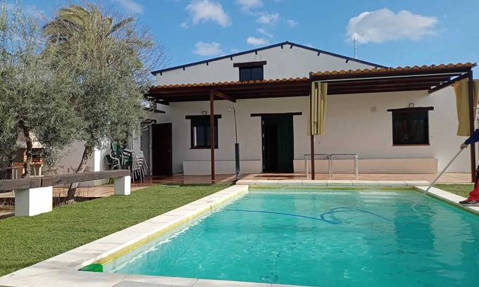 Arahal Villa | Homerez - Modern Villa with Pool in Valleverde