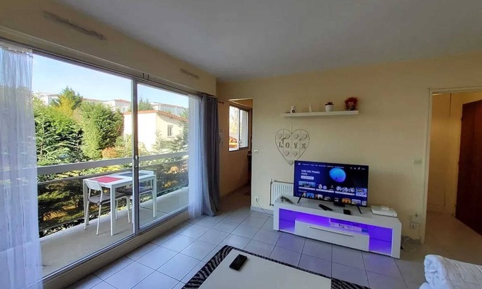 Les Pavillons-sous-Bois Apartment | Homerez - Apt. Pavillons-sous-Bois