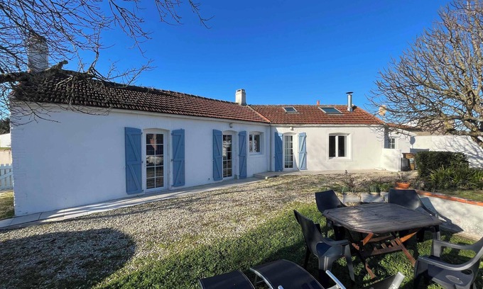 Saint-Michel-en-l'Herm House | Homerez - House in Saint-Michel-en-l'Herm