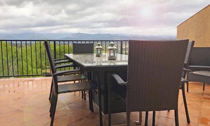 Cretas House | Homerez - House in Cretas with View