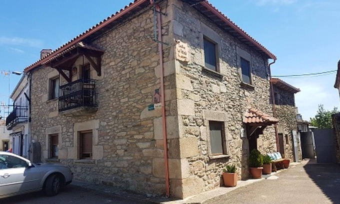 Perena House | Homerez - Nice house with garden and terrace & Wifi