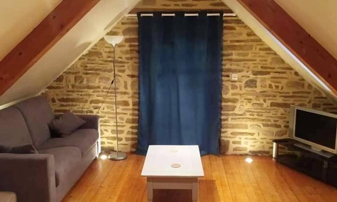 Rostrenen House | Homerez - Nice house With access to the pool