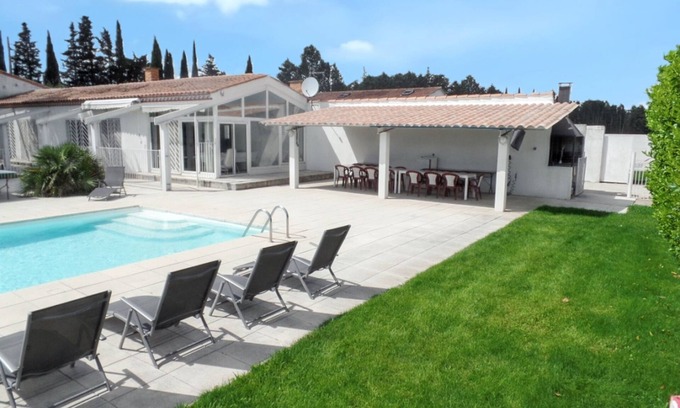 Meynes Villa | Homerez - Spacious and Elegant Villa in Meynes with Private Pool