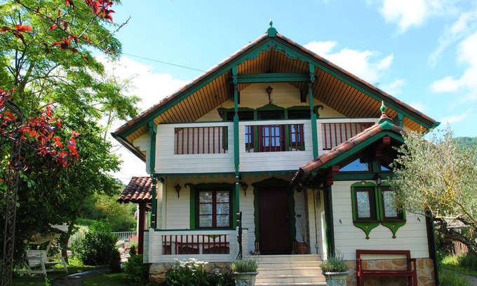 Sabando Ski Chalet | Homerez - Spacious cottage With mountain view and garden