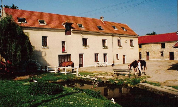 Viarmes House | Homerez - Spacious House in Viarmes with Large Garden and Air Conditioning
