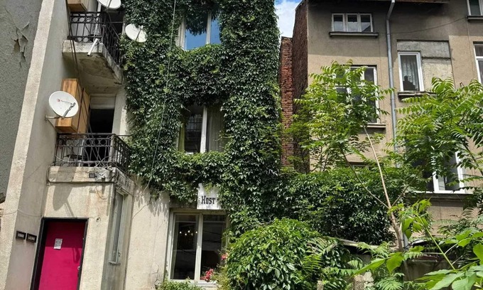 Sofia City Center House | Homerez - Spacious House in Central Sofia with Garden