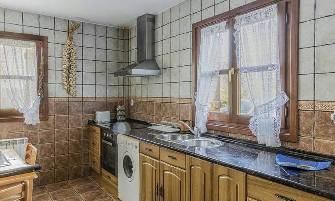San Millan House | Homerez - Spacious House with Garden, Munain
