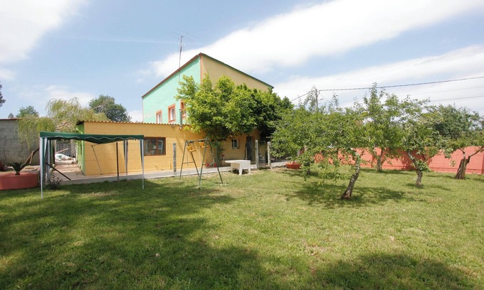 Touro House | Homerez - Spacious House with Garden in Touro – Family-Friendly