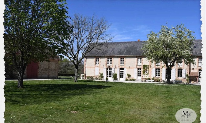 Brinon-sur-Sauldre Villa | Homerez - Villa in Brinon-sur-Sauldre