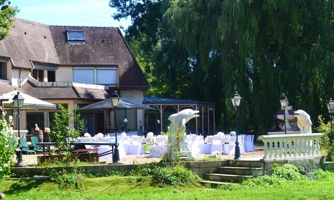 Courtenay Villa | Homerez - Villa for 15 ppl. with garden, terrace and balcony at Courtenay