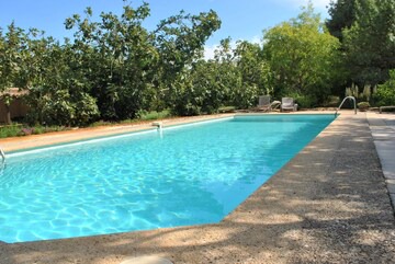 Piolenc Villa | Homerez - Villa for 21 ppl. with swimming-pool, garden and terrace at Piolenc