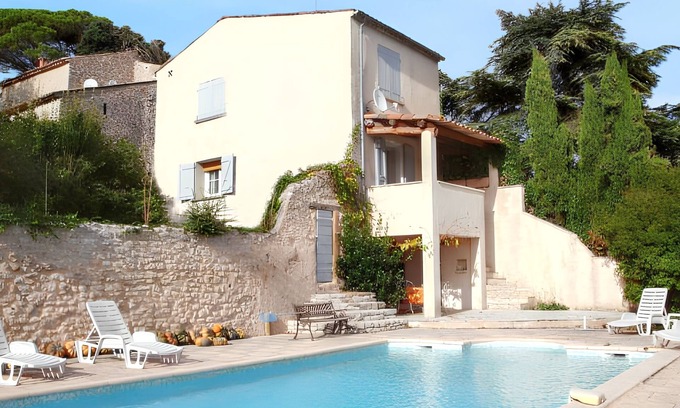 Saint-Michel-l'Observatoire Villa | Homerez - Villa in Dauphin, garden, pool