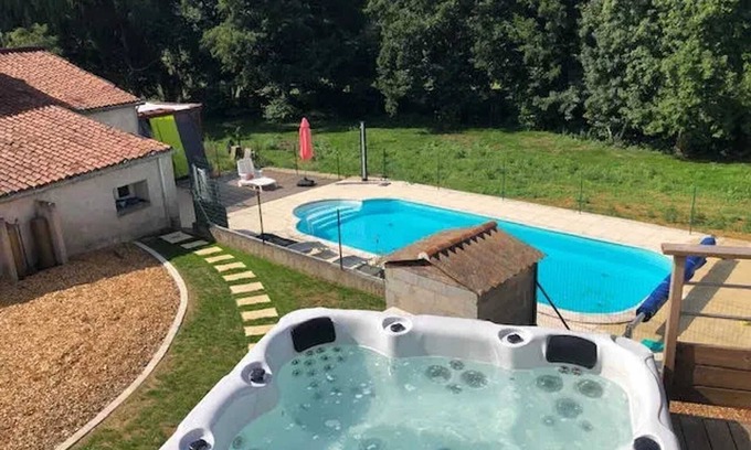 Chalandray House | Homerez - Welcoming House with Pool in Chalandray