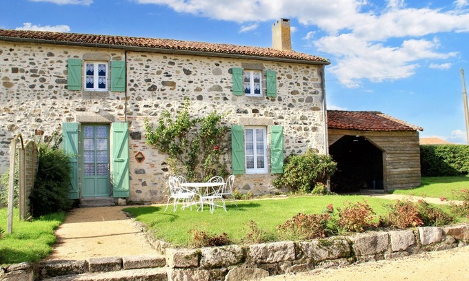Moutiers-Sous-Chantemerle House | Homerez - Welcoming house with lake view in Moncoutant