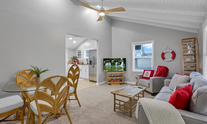 Buckeye Lake House | Homesmith Cottage Buckeye Lake with Hot Tub!