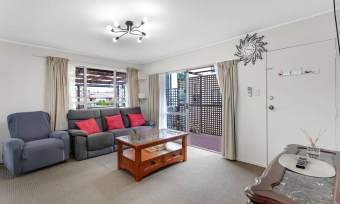 Glen Eden House | Homespun Unit with deck, air-con and parking