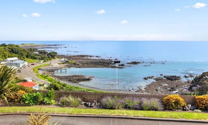 Waihau Bay House | Homestay at Waihau Bay- Meals Included!