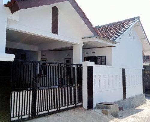 Cilimus House | Homestay Black&White