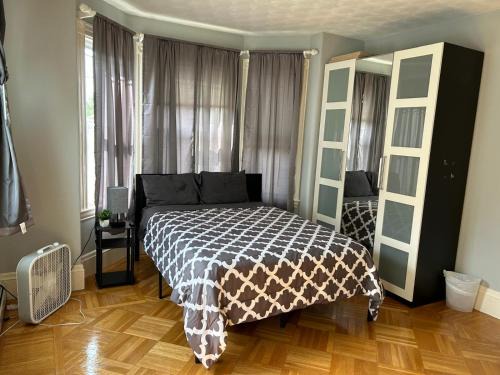 Dorchester House | HomeStay Near Downtown Boston - Andrew Station Area