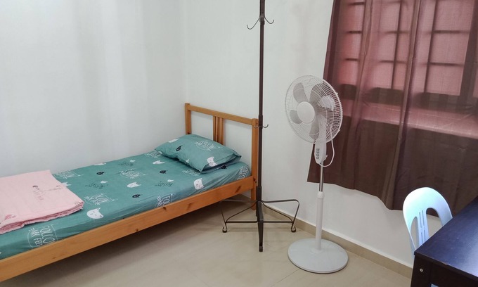 Woodlands Apartment | Homestay Near MRT/subway & 300+ eateries Clean, quiet & safe Private room