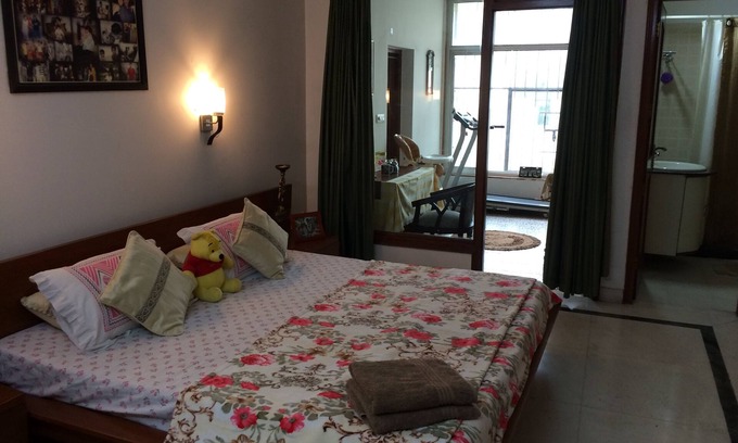 Noida Apartment | HomeStay Premium for Professionals
