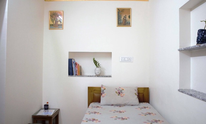 Pink City Bed & Breakfast | HomeStay SONI2700 Single Accommodation Room with Separate Bathroom on Same Floor