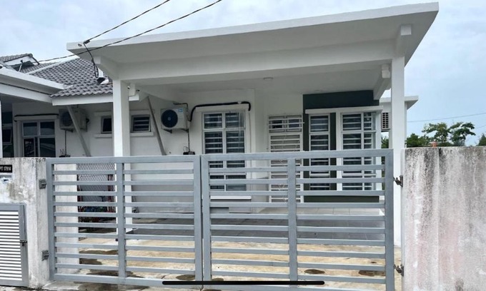 Paka House | Homestay Taman Tiara Paka Full AC Free Wi-fi & COWAY