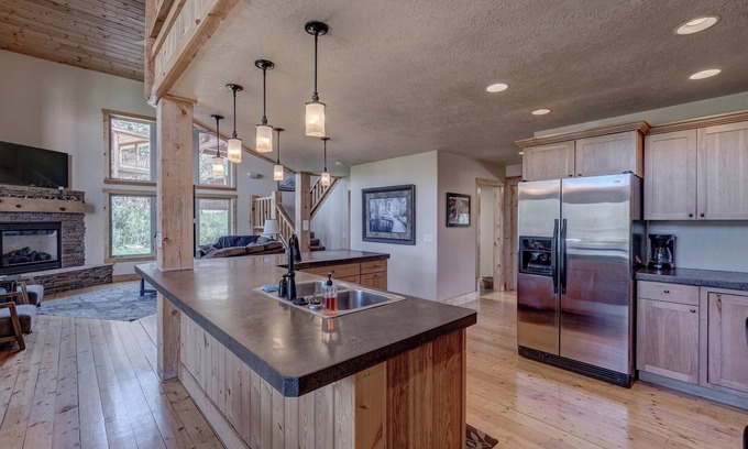 Lead Ski Chalet | Homesteak 3 BR Chalet at Terry Peak with Outdoor Hot Tub - Sleeps 14