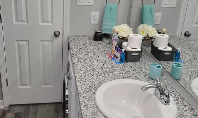 Crabtree Apartment | HomeSweetHome!1bed1bth w/ den.