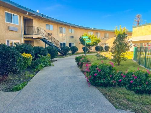 North Hills East Hotel | Hometown Inn North Hills
