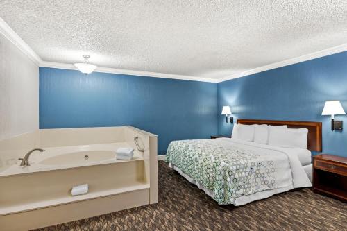 Yuba City Hotel | HomeTowne Studios by Red Roof Yuba City Bonanza - Marysville
