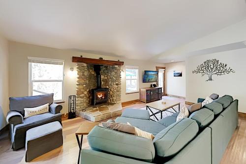 Tahoe Pines House | Homewood Cabin Among the Pines