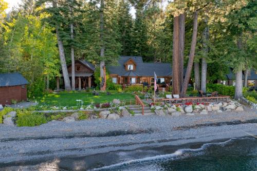 Homewood House | Homewood Lakefront by AvantStay Private Beach Lake Access Views