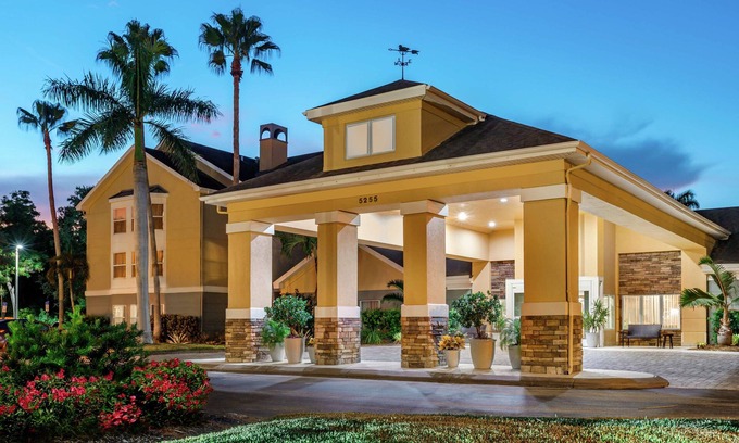 Villas Hotel | Homewood Suites by Hilton - Fort Myers