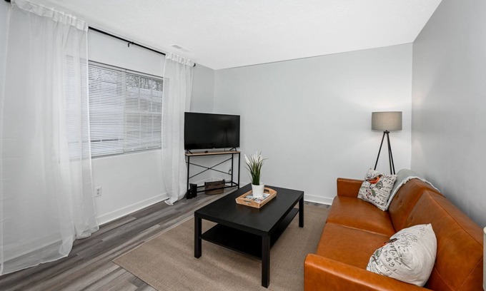 Cuyahoga Falls Apartment | Homey 2bd Perfect for Traveling Professionals!