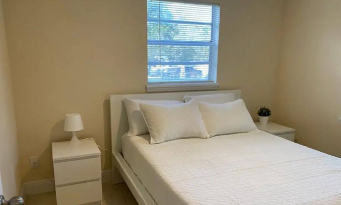 Ocala House | Homey 3 Bedroom Home - Large Backyard - Parking