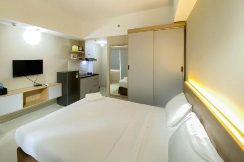 Duren Sawit Apartment | Homey and Well Furnished Studio Gateway Park LRT City Jatibening Apartment By Travelio