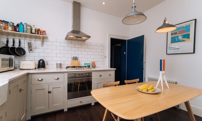 Victoria Apartment | Homey, Bright 2Bed Apartment next to Victoria Park