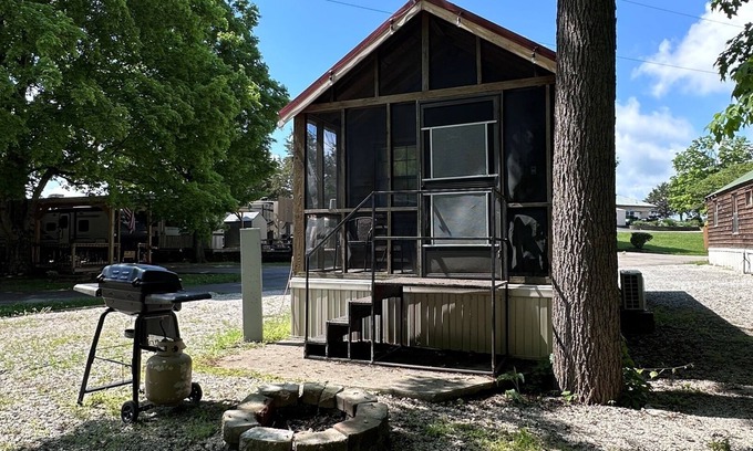 Bloomington Cabin | Homey Cabin in Bloomington