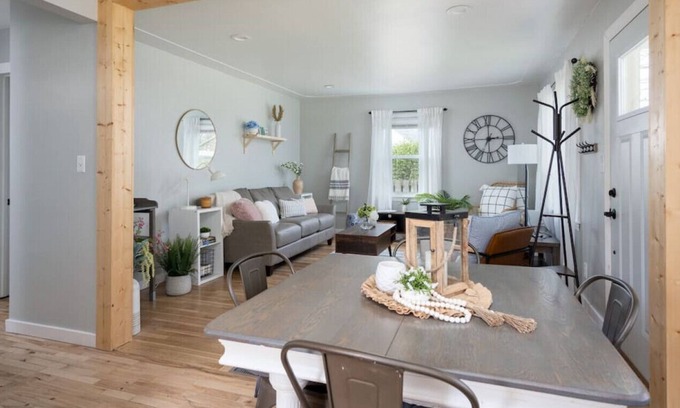 Grand Rapids House | Homey Remodeled Mid-Century Getaway Near City