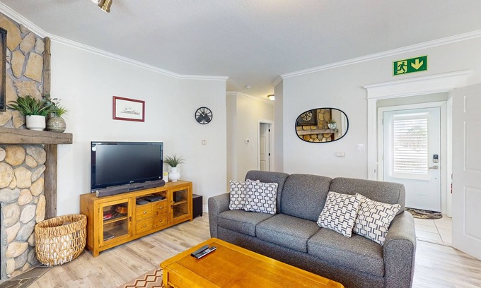 The Blue Mountains Condo | Homey retreat w/shared pool - near golf and Blue Mountain Village