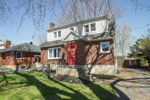 Cornwall House | Homey Single Family on Old Orchard